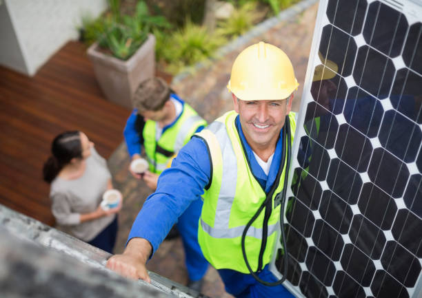 trabajador instalación de panel solar en techo - panel solar fotografías e imágenes de stock