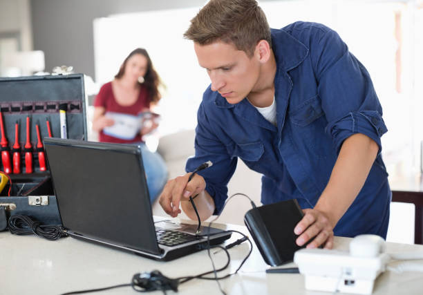 elektriker mit laptop in zu hause - modem stock-fotos und bilder