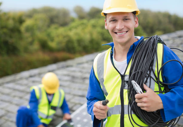 arbeiter lächeln auf dem dach - elektriker stock-fotos und bilder