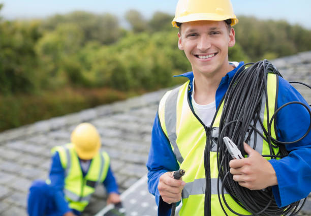 работник, улыбается на крыше - manual worker portrait helmet technology стоковые фото и изображения