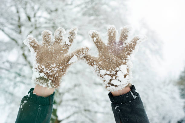 крупный план белоснежного перчатки - people cold frozen unrecognizable person стоковые фото и изображения