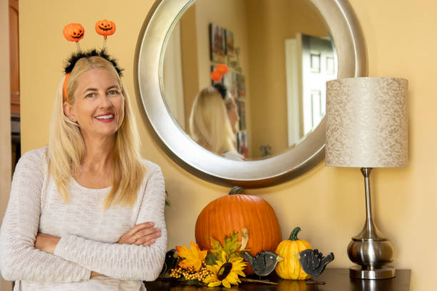 秋とハロウィーンに興奮する女性 - single flower flower autumn pumpkin ストックフォトと画像