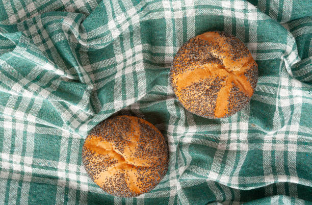 ケシの実のパン、カイザーロール、種子朝食パン、ケシの実ラウンドベーグル、ケシの実のパン - bagel bread isolated circle ストックフォトと画像