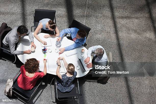 Empresarios Reunidos Alrededor De Una Mesa De Conferencias Foto de stock y más banco de imágenes de Vista elevada