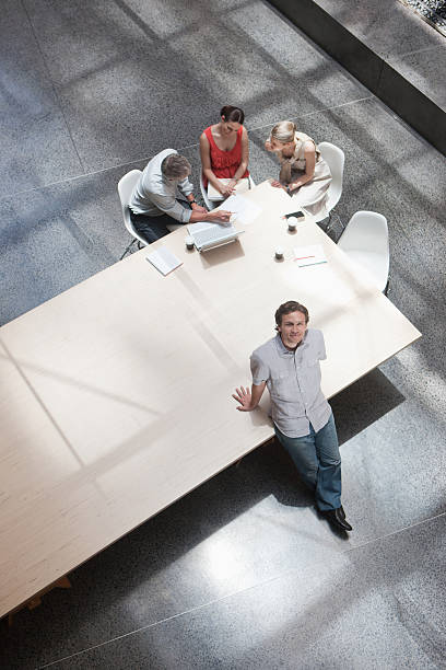 바로 위 남자 사업가 동료들과 회의를 회의 - conference table business meeting business directly above 뉴스 사진 이미지