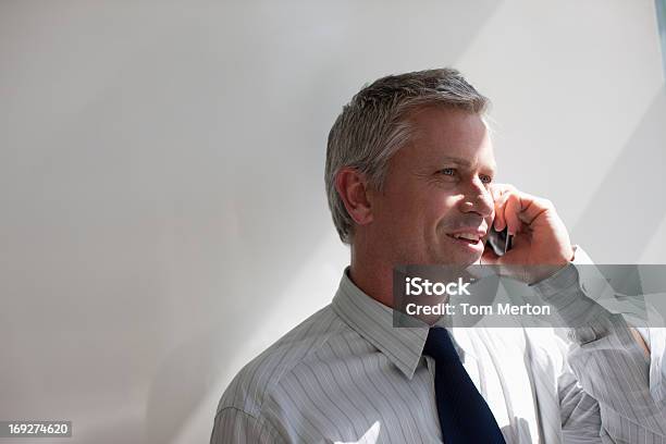 사업가 토킹 휴대전화 40-44세에 대한 스톡 사진 및 기타 이미지 - 40-44세, 기업 비즈니스, 남자