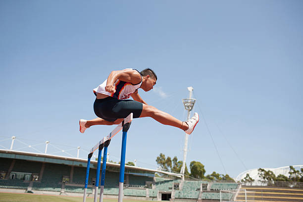 salto obstáculos on track runner - hurdling usa hurdle track event fotografías e imágenes de stock