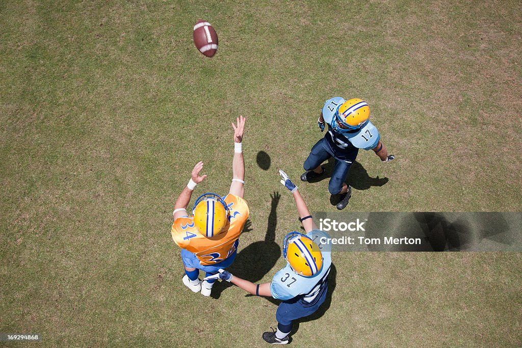 Jogadores de futebol americano jogando futebol - Foto de stock de Futebol Americano royalty-free