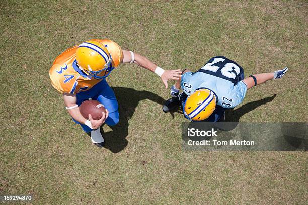 Foto de Jogadores De Futebol Americano Jogando Futebol e mais fotos de stock de Esporte - Esporte, Futebol Americano, Futebol Americano - Bola