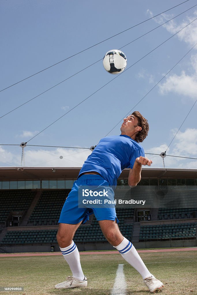 Joueur de football en direction de ballon de football - Photo de Concentration libre de droits