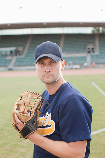 lançador de beisebol preparar para atirar a bola - men baseball cap focus determination imagens e fotografias de stock