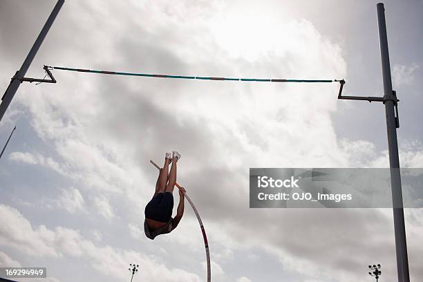 Saltatrice Con Lasta - Fotografie stock e altre immagini di Salto con l'asta - Salto con l'asta, 25-29 anni, A mezz'aria