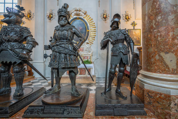 statuen von herzog ernst und könig theoderich dem großen in der hofkirche - innsbruck, österreich - the great court stock-fotos und bilder