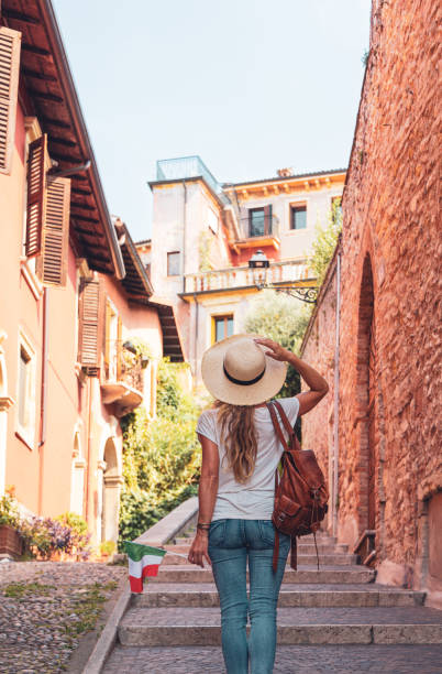 mujer turista que viaja en italia - verona, europa - road trip outdoors verona italy veneto fotografías e imágenes de stock