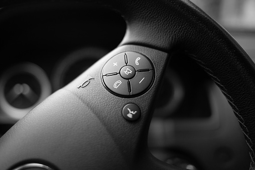 Smartphone control on the steering wheel via Bluetooth and volume control