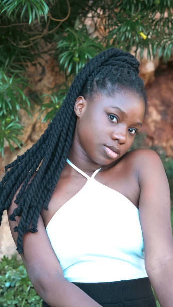 jeune femme noire prenant un selfie sur la plage, portrait avec vue sur la mer et gros plan - turkey black sea coast photos et images de collection