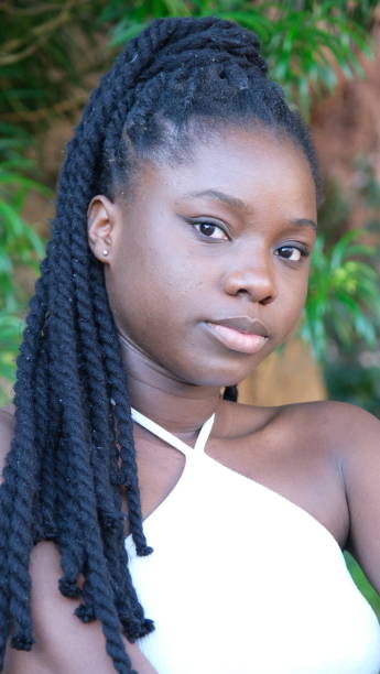 jeune femme noire prenant un selfie sur la plage, portrait avec vue sur la mer et gros plan - turkey black sea coast photos et images de collection