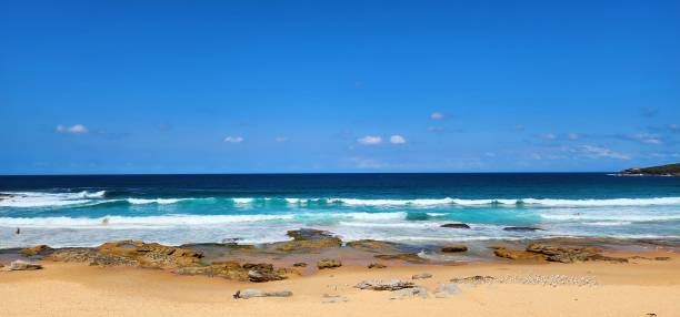 bella spiaggia sabbiosa e rocciosa nella spiaggia di maroubra - maroubra beach foto e immagini stock