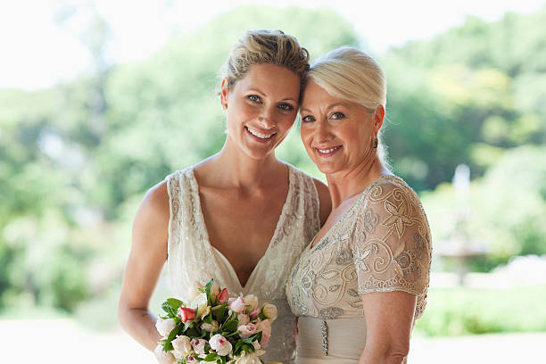 mère et épouse de la mariée - mother family vertical flower photos et images de collection