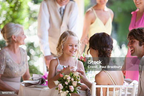 ご家族でのお祝いウェディングレセプション - ウェディングパーティーのストックフォトや画像を多数ご用意 - ウェディングパーティー, 結婚, 子供