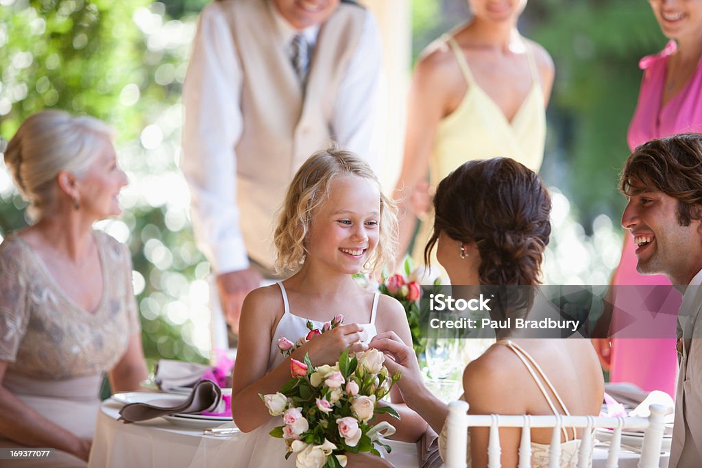 Família comemorando na recepção de casamento - Foto de stock de Festa de Casamento royalty-free