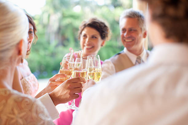 brindis los huéspedes con champán en una recepción de bodas - men groom wedding red fotografías e imágenes de stock