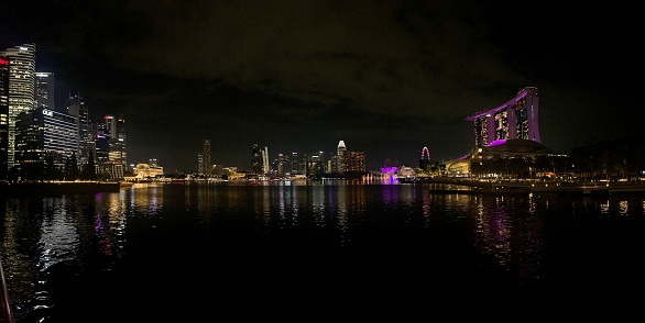Centrum van Singapore haven in de avond