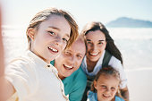 eltern-kinder-und-strand-selfie-mit-l%C3