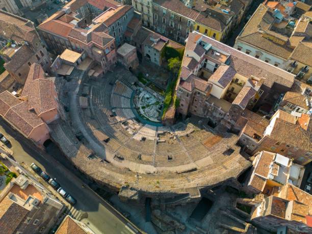 teatro greco romano a catania, sicilia - vista del drone a volo d'uccello - aerial view city urban scene italy foto e immagini stock