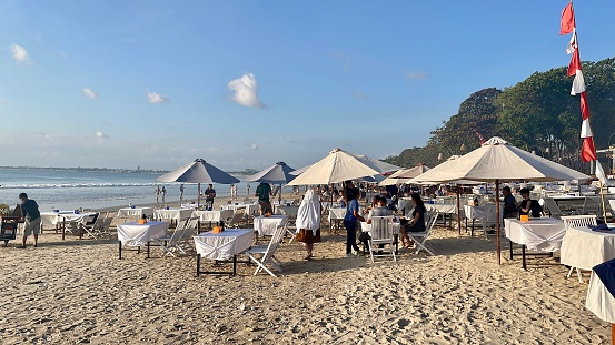 Strand van jimbaran op een avond in augustus 2023 met veel mensen die aan tafel zitten en gezamenlijk aan het eten zijn