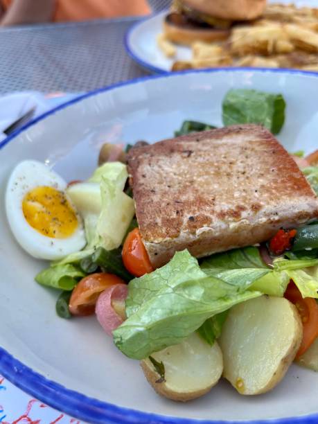 sałatka z tuńczyka podsmażony - prepared ahi tuna salad green olive zdjęcia i obrazy z banku zdjęć