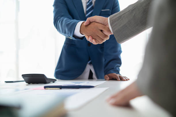 Businessmen and investors shake hands after attending meeting with advisory team after receiving advice from advisory team about jointly invested business. Businessmen Team handshake concept empresarios e inversores se dan la mano después de asistir a la reunión con el equipo asesor después de recibir asesoramiento del equipo asesor sobre negocios con inversión conjunta. concepto de apretón de manos del equipo de empresarios