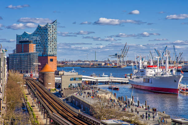 view of hamburg and the elbe river with the elbphilharmonie concert hall and harbor area under a slightly cloudy sunny sky - hanse imagens e fotografias de stock