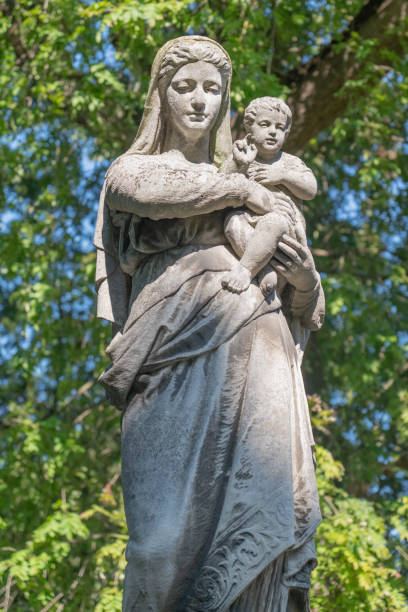 istock Ancient statue of the Virgin Mary with Jesus Christ. Vertical image. 1694084081