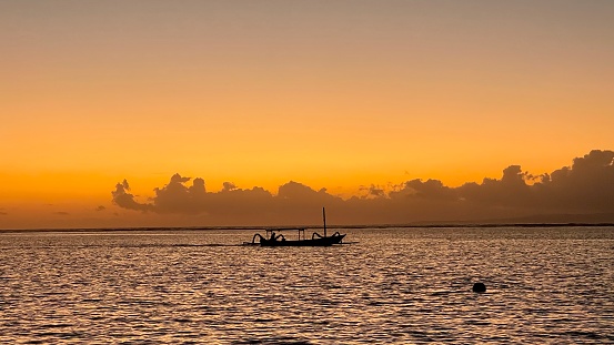 Indonesische vissersboot bij zonsopkomst aan het strand van Sanur Bali
