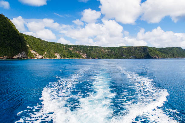 widok łodzi budzącej się z tyłu łodzi motorowej z tropikalnym wybrzeżem i nieskazitelnie błękitną wodą - vavau islands zdjęcia i obrazy z banku zdjęć