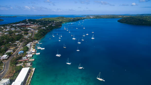 widok z lotu ptaka na dziewiczy niebieski port łodzi z wieloma jachtami zacumowanymi w tonga - vavau islands zdjęcia i obrazy z banku zdjęć