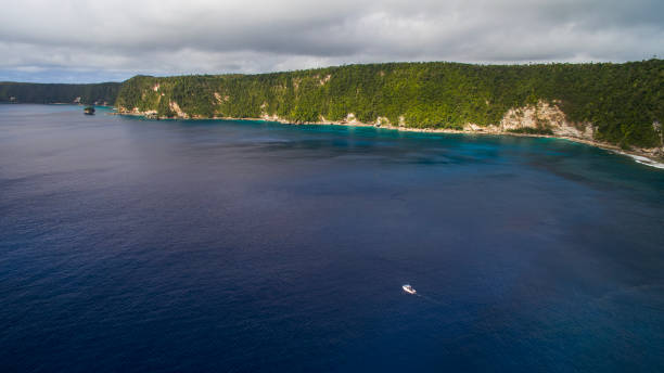 vue aérienne d’un petit bateau dans une grande baie d’eau - vavau islands photos et images de collection