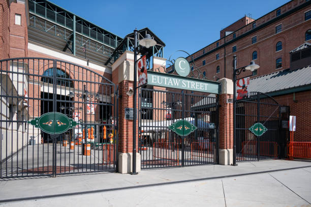 entrée de la rue eutaw à camden yards - stadium baseball baseballs camden yards photos et images de collection