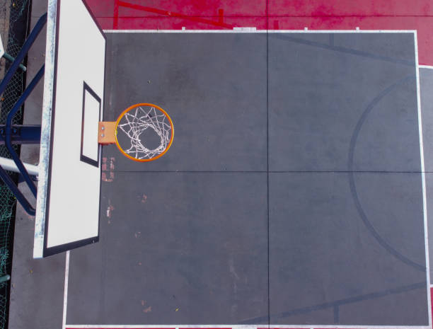vista aerea del drone zenitale di un campo da basket - tennis baseline fun sports and fitness foto e immagini stock