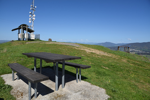Bandiana, Victoria, Australia - 17 September 2023 - Park bench picnic area at Huon Hill lookout Rising 263 metres above the Murray and Kiewa floodplains, offers spectacular views of Lake Hume.