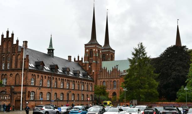 roskilde city square - church romanesque denmark danish culture imagens e fotografias de stock