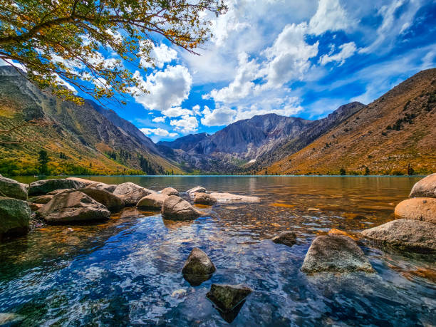 mountain lake on a summer day - convict lake imagens e fotografias de stock