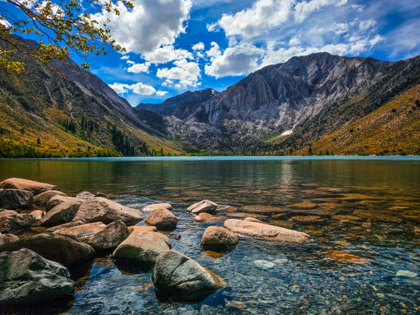 夏の日の山の湖 - convict lake ストックフォトと画像