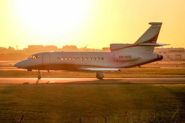 dassault falcon 900c sunset - falcon стоковые фото и изображения