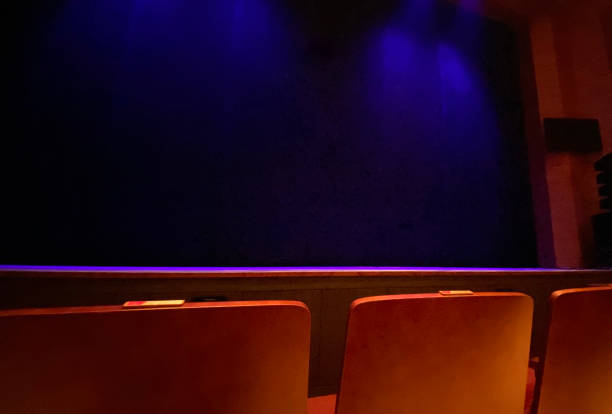 パフォーマンスシアター、シネマオーディトリアム、スポットライト付きコンサートホール - curtain movie theater stage theatrical performance ストックフォトと画像