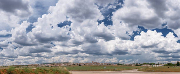 小さな町と積雲のある見事な空の景色のパノラマ写真。 - meteorology sky cloud light ストックフォトと画像