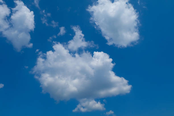 paisaje nublado, cielo azul y nubes blancas, fondo de cielo azul claro, nubes con fondo. - fondo de pantalla hd de primavera fotografías e imágenes de stock