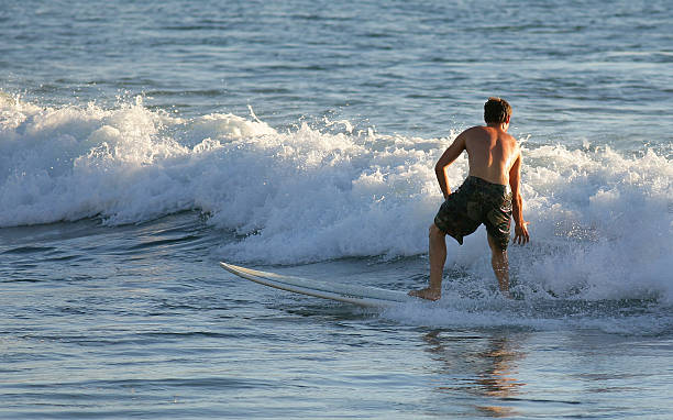 umarmen sie die frische, salzige meer - surfing men hawaii islands wave stock-fotos und bilder