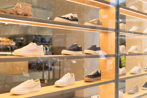 매장 진열장에 진열된 패셔너블한 스니커즈 - boutique shoe window display fashion 뉴스 사진 이미지